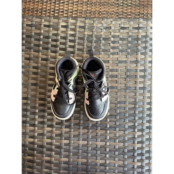 Nike Air Jordan 1 Mid sneakers, children’s size 9 - Picture 4 of 7